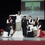 2024-25 Με τραγούδι, χορούς και tableau vivant